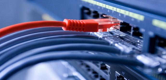 Varios cables conectados a un router