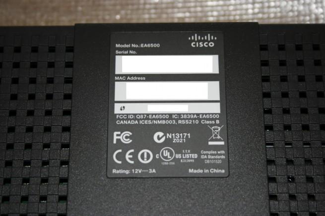 Parte inferior del Cisco Linksys EA6500 en detalle