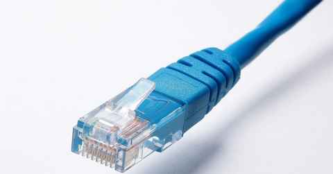 Internet De Fibra óptica. Cables De Red Conectados a Un Concepto De Prueba  De Velocidad Del Router. Enrutador De Internet Inalámbr Foto de archivo -  Imagen de negocios, enchufe: 193355738