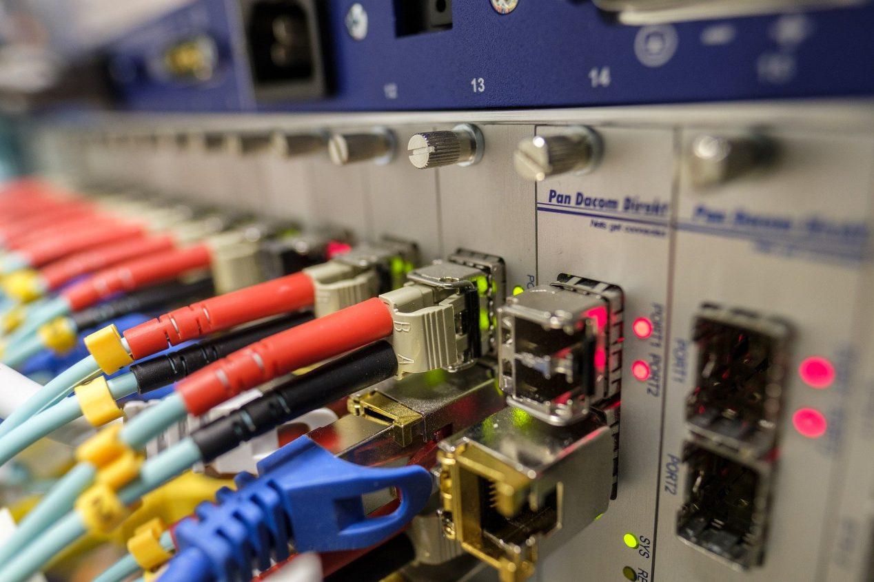 Internet De Fibra óptica. Cables De Red Conectados a Un Concepto