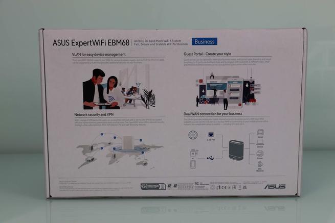 Vista trasera de la caja del sistema WiFi Mesh ASUS ExpertWiFi EBM68 con las principales novedades