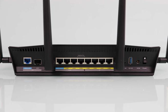 Trasera del router Wi-Fi 7 ASUS RT-BE88U