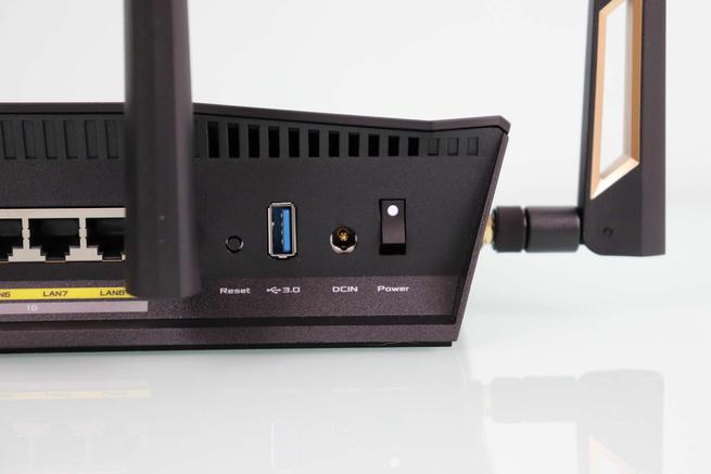 Puerto USB 3.0 del router ASUS RT-BE88U en detalle