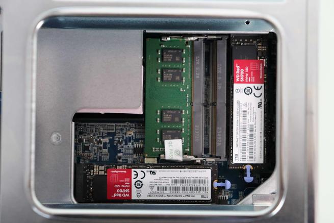 Unidades SSD NVMe instaladas en el servidor NAS QNAP TS-262