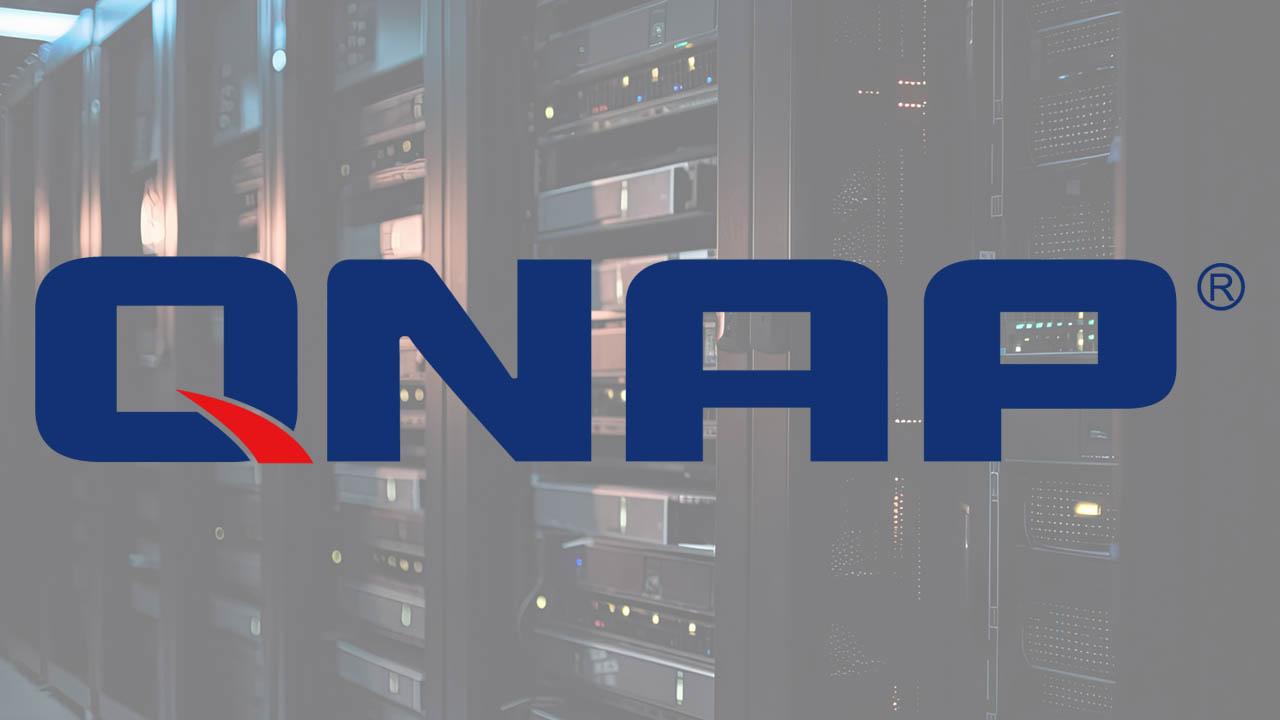 Logo de QNAP con fondo de servidores