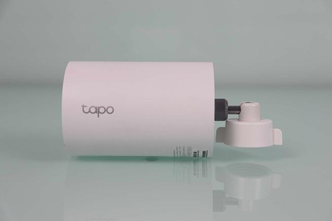 Lateral derecho de la cámara TP-Link Tapo C410 Kit con logo de Tapo