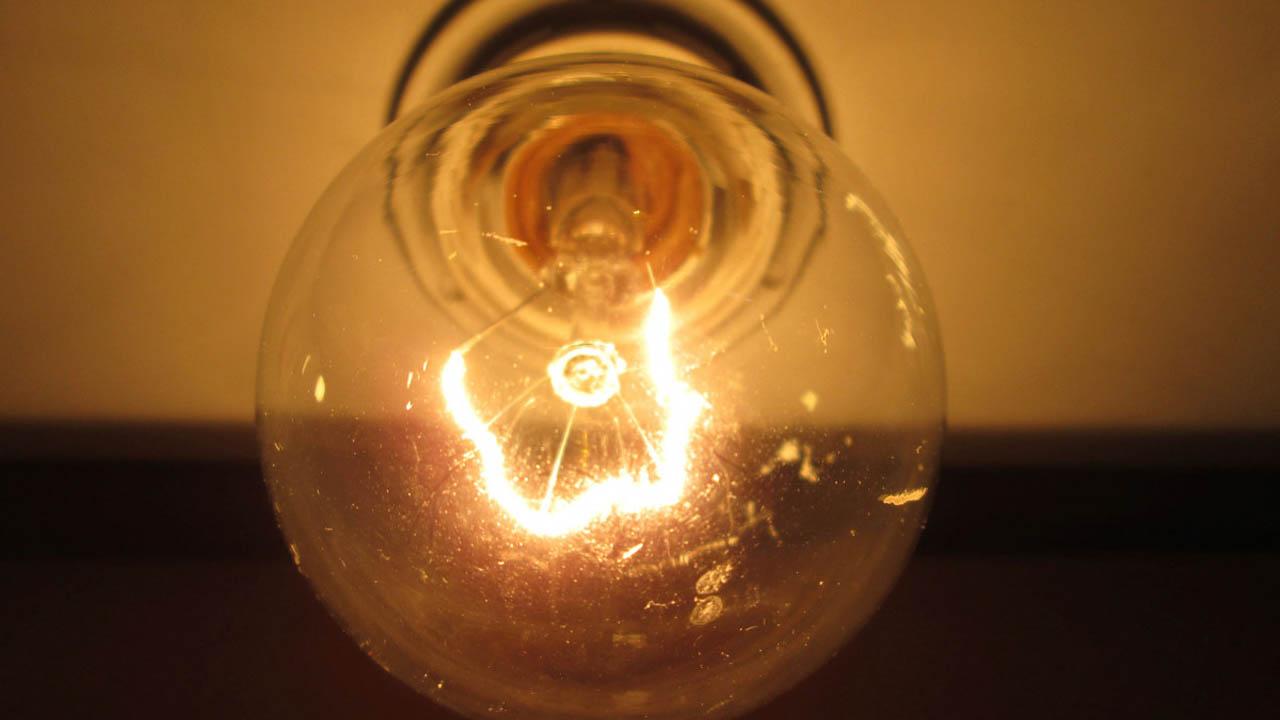 Ahorrar luz al comparar el consumo en casa
